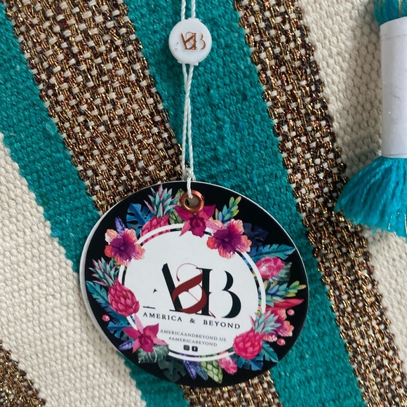 America & Beyond Clutch NWT - Picture 4 of 8